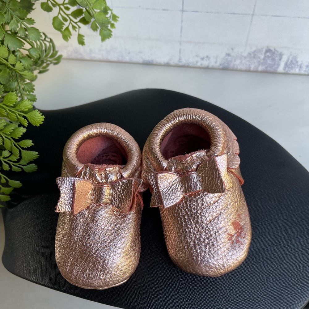 FRESHLY PICKED baby moccasins rose gold metallic Size 2
